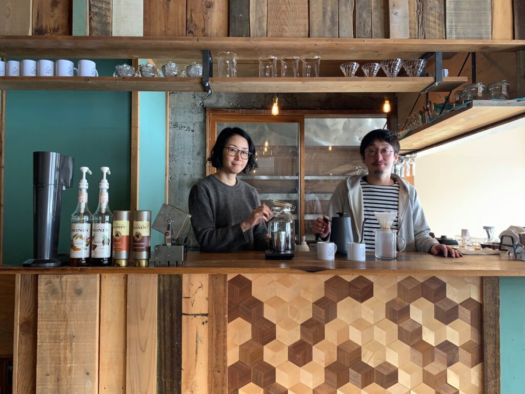 CAFE tigrisのオーナー加藤朝彦さんと、奥さまの聡子さん