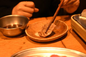 羊のロッジ岩塩で食べる生ラム肩ロー